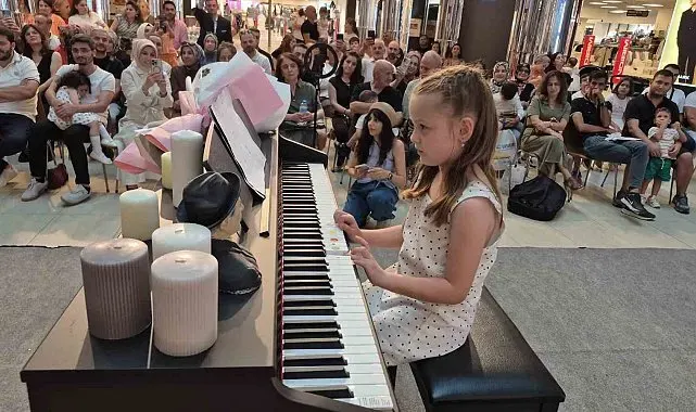 Miniklerin piyano resitali mest etti