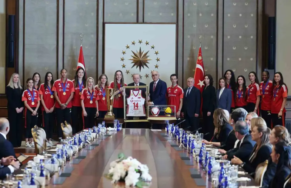 Cumhurbaşkanı Erdoğan, A Milli Kadın Voleybol Takımı ile A Milli Erkek Voleybol Takımı’nı kabul etti