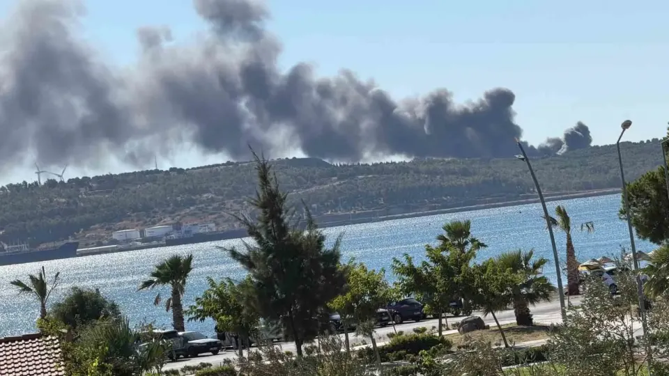 Aliağa’da gemi söküm tesislerindeki hurdalık deposunda yangın
