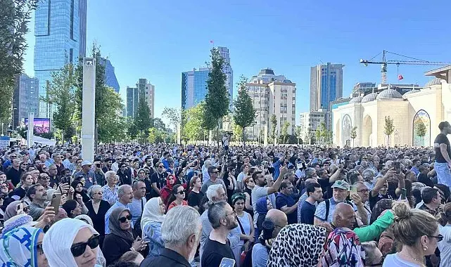 Usta oyuncu Kadir İnanır son yolculuğuna uğurlandı