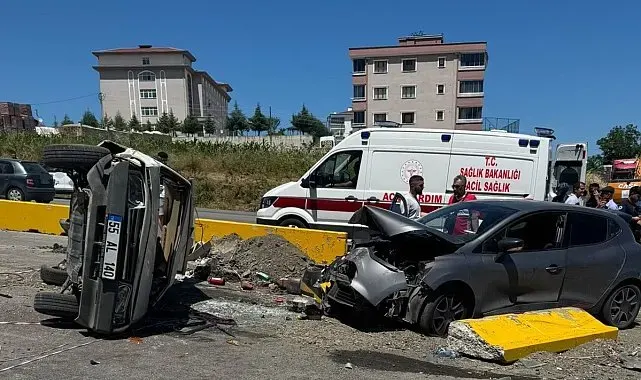 Kavşakta iki otomobil çarpıştı: 3 yaralı