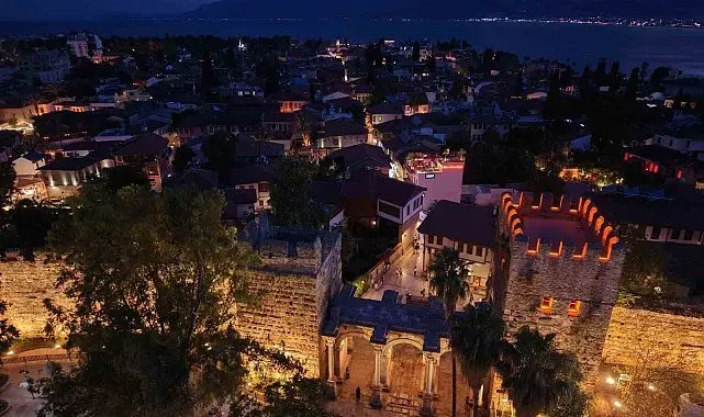 Antalya'nın tarihi kapısı aydınlatıldı
