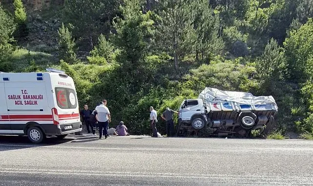 Kastamonu'da kamyon şarampole devrildi: 2 yaralı
