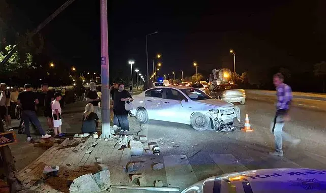 Makas atan otomobille birlikte iki araç dereye uçtu: 6 yaralı