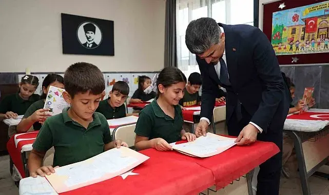 Kaymakam Şener, öğrencilerin karne mutluluğuna ortak oldu