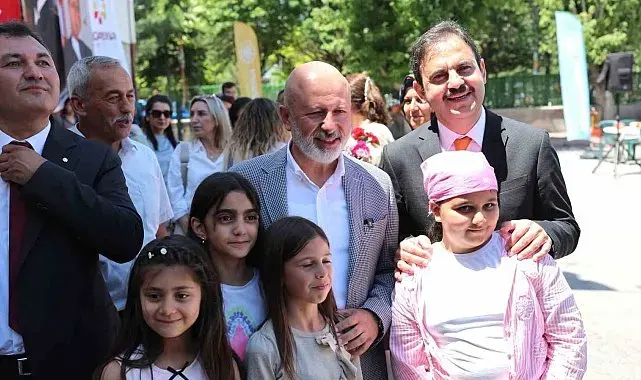Başkan Çolakbayrakdar, karne sevinci yaşayan öğrencileri tebrik etti