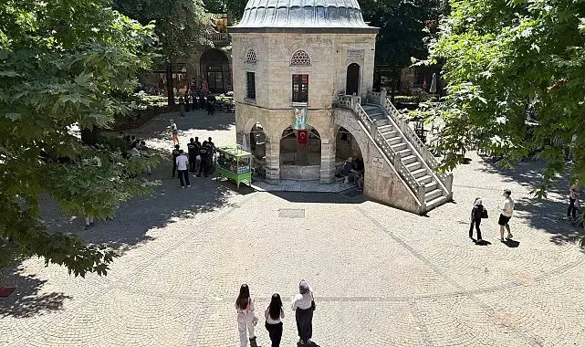 Kozahan'da masa ve sandalyeler yeniden toplatıldı