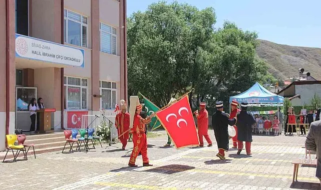 Sivas'ta öğrenciler okula güle oynaya veda etti