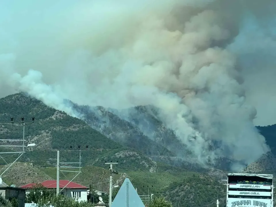 Mersin’deki orman yangını sürüyor