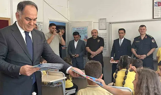 Çankırı'da öğrenciler karnelerini protokol üyelerinden aldı