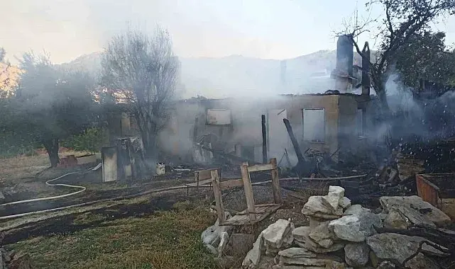 Tek katlı ev yangın sonrası harabeye döndü