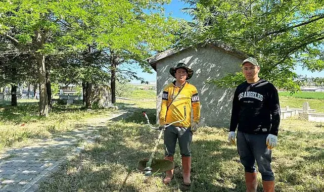 Yarımca köyü mezarlığı otlardan temizlendi