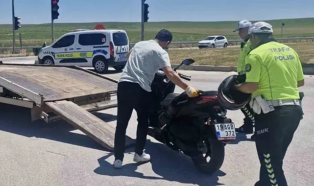 Çorum'da motosiklet ile otomobil çarpıştı: 1 yaralı