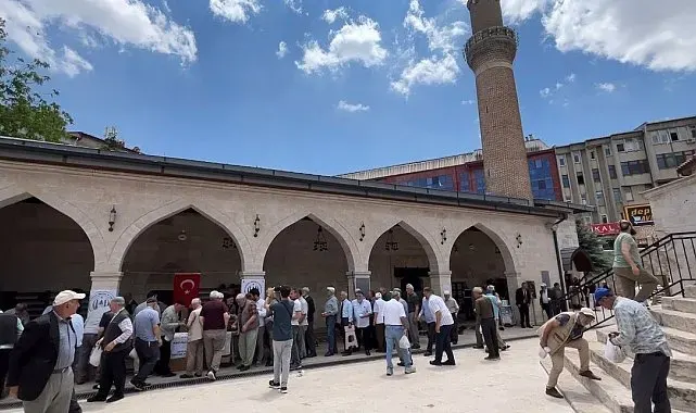 Sivas'ta cami cemaatine aşure ikram edildi