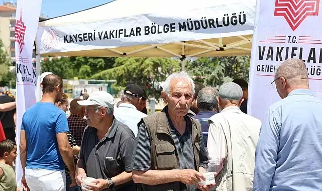 Kırşehir'de aşure almak isteyenler uzun kuyruklar oluşturdu