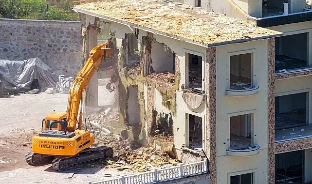 Başiskele'de ormanlık alana inşa edilen 3 katlı kaçak yapı yıkıldı