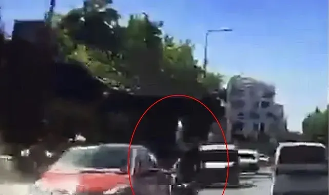 İki şeridin arasına daldı, iki araca çarptı: Feci kaza kamerada