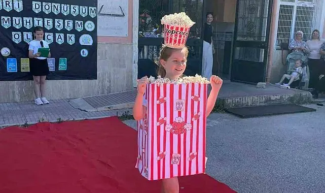 Babaeski'de öğrencilerden atıkları sanata dönüştüren defile