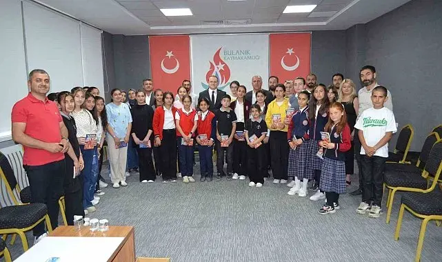 Gençler "Yıldızlara Yakın" kitabını Kaymakam Koşansu ile değerlendirdi