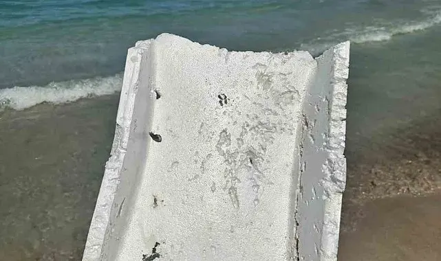 Çeşme'de denizi köpük kutular bastı