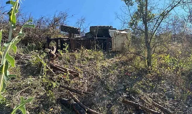 Odun çekerken traktörün altında kaldı