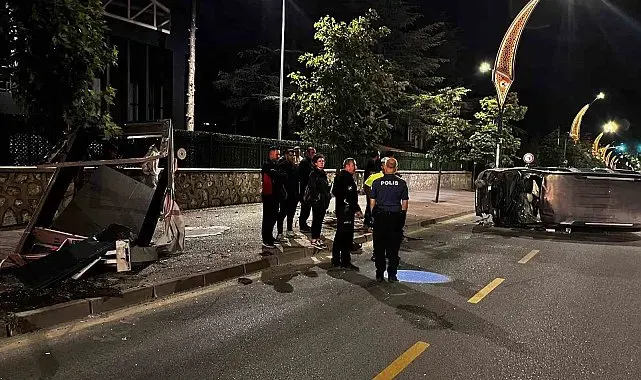 Niğde'de kontrolden çıkan araç devrildi: 2 yaralı