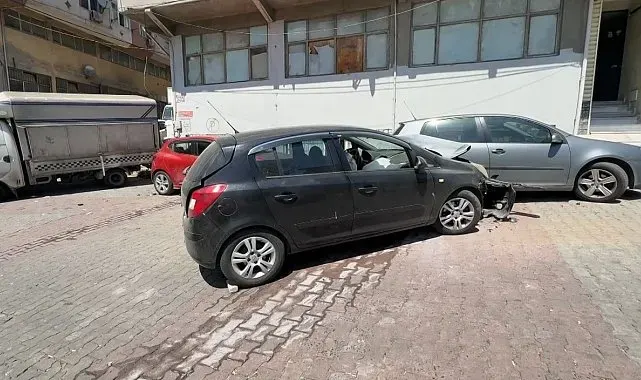 Kağıthane'de yokuştan kayan araç kaza yaptı: 4 araçta maddi hasar oluştu