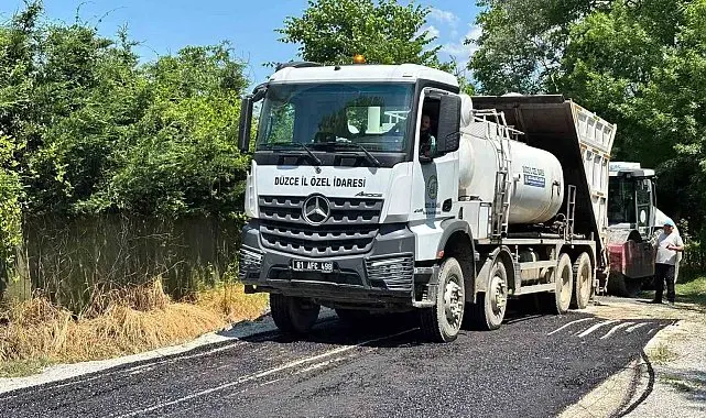 Karadere Hasanağa Köyü'nde sathi kaplama çalışmaları devam ediyor