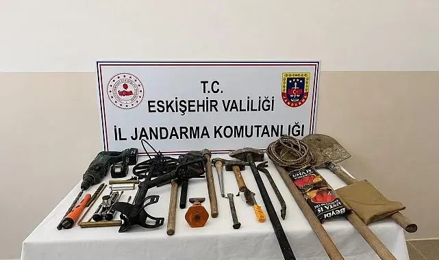 Eskişehir'de kaçak kazı yapan 3 şüpheli suçüstü yakalandı