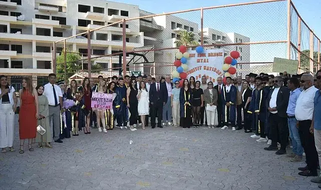 Başkan Yapar, gençlerin mezuniyet coşkusuna ortak oldu