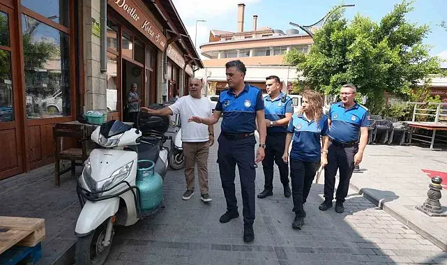Tarsus'ta zabıtadan esnafa ortak kullanım alanı bilgilendirmesi