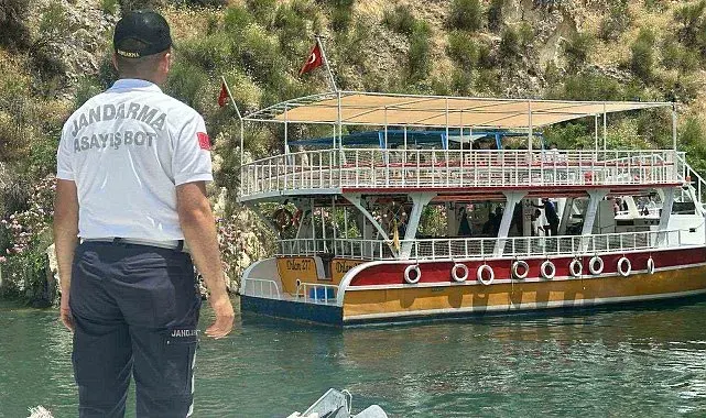 Sürüklenen teknedeki turistleri jandarma tahliye etti