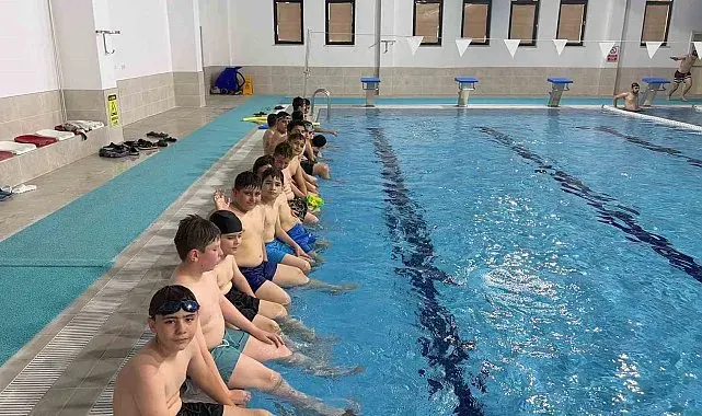 Çorumlu öğrenciler Tosya'da havuzda serinledi