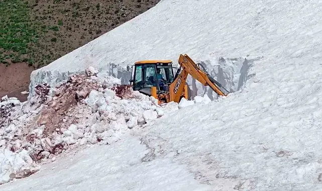 Tunceli'de haziran ortasında karla mücadele sürüyor