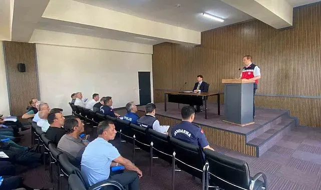Gediz'de biçerdöver hizmetleri ve anız yangınlarına karşı bilgilendirme toplantısı