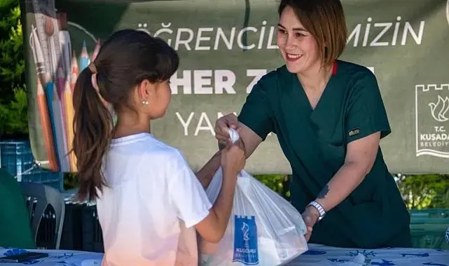 Kuşadası'nda öğrencilere 122 bin beslenme paketi desteği