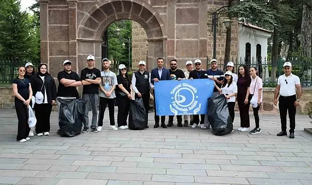 Ertuğrul Gazi Türbesi çevresinde poşet poşet çöp toplandı