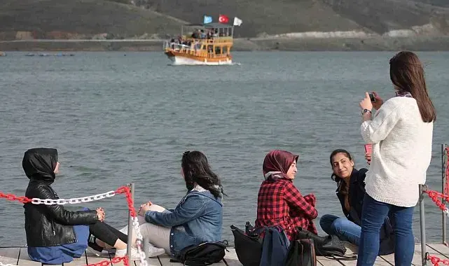 1700 rakımdaki doğa harikası göl turistlerin ilgi odağı