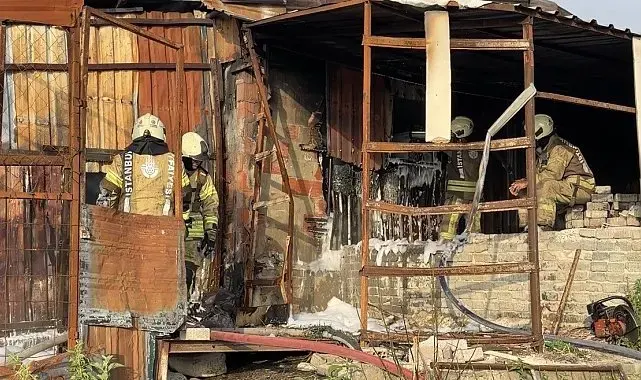 Sultangazi'de plastik eşya deposu alevlere teslim oldu