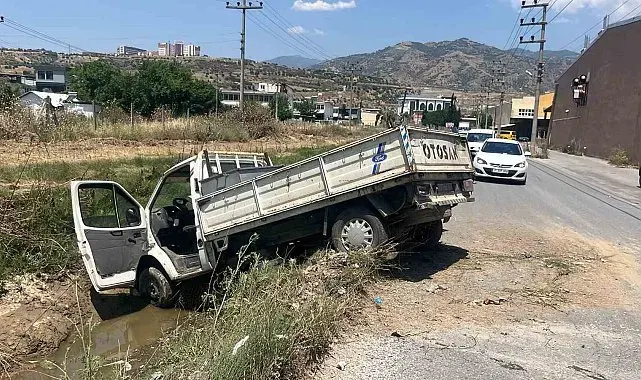 Direksiyon hakimiyetini kaybedince kanala uçtu