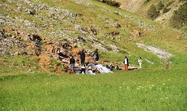 Kayaların arasından fışkıran su görenleri hayran bırakıyor