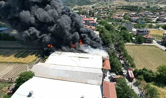 Kauçuk fabrikasındaki yangın havadan görüntülendi
