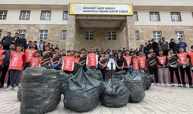 Yüksekova'da 400 kişi bir araya gelerek çevre temizliği yaptı