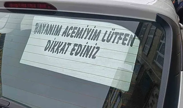 Acemi sürücünün arka cam yazısı dikkat çekti
