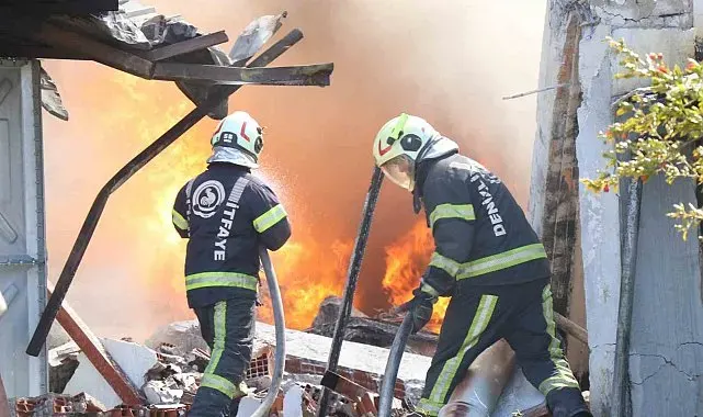 Kauçuk fabrikasını saran alevlere müdahale sürüyor