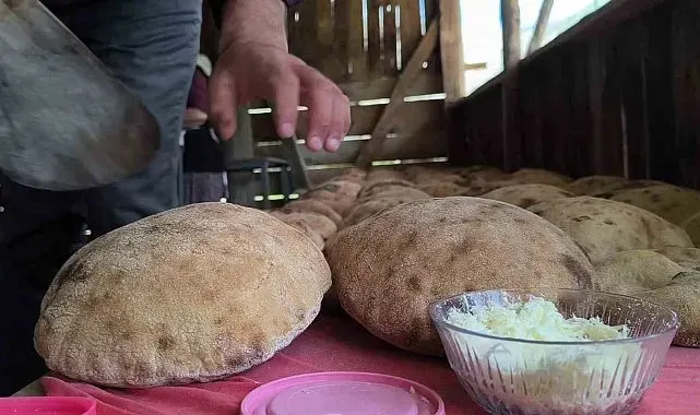Uzundere'de doğal ekmek mesaisi: Taleplere yetişemiyorlar