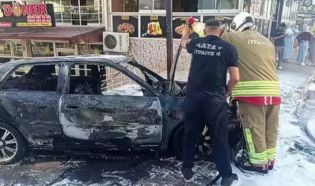 Hatay'da park halindeki otomobil alevler içinde yandı