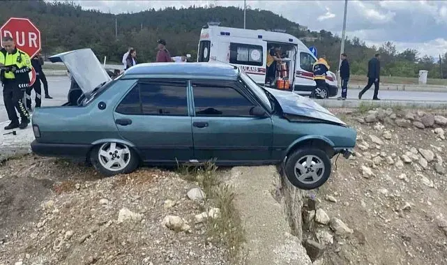 Kütahya Emet'te kavşakta iki araç çarpıştı: 3 yaralı