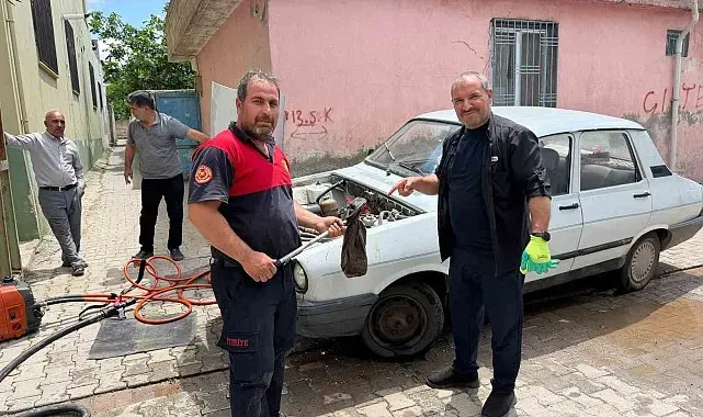 Otomobilin motoruna giren yılanı itfaiye çıkardı