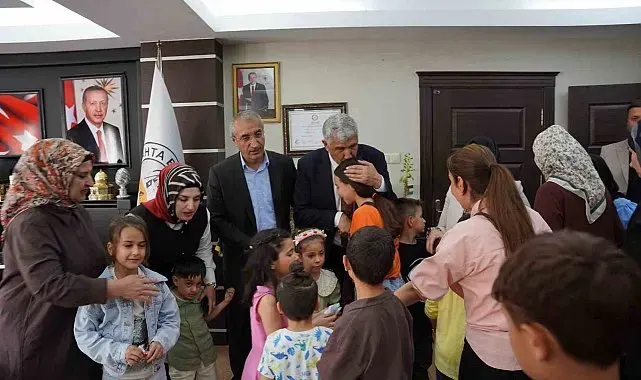 Kahta Belediyesi'nde bayramlaşma programı yoğun katılımla gerçekleştirildi